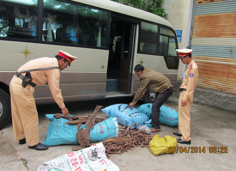 4 bao tải gỗ được t&igrave;m thấy tr&ecirc;n &ocirc; t&ocirc; kh&aacute;ch