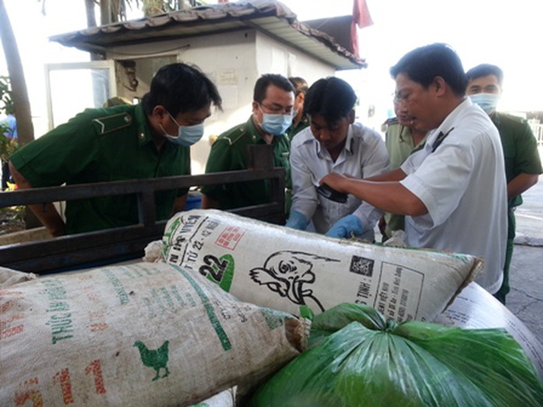 Lực lượng li&ecirc;n ng&agrave;nh kiểm tra số thịt bẩn được vận chuyển bằng xe ba g&aacute;c