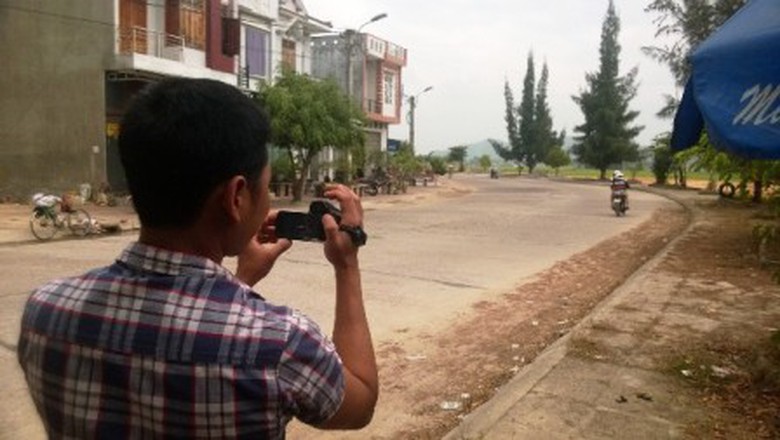 CSGT B&igrave;nh Định h&oacute;a trang mật phục d&ugrave;ng camera ghi h&igrave;nh để xứ l&yacute; nguội