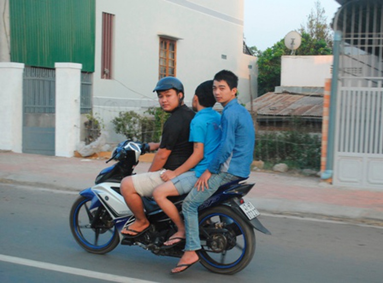 Thanh ni&ecirc;n đi xe m&aacute;y chở 3 kh&ocirc;ng đội MBH bị CSGT d&ugrave;ng camera ghi lại l&agrave;m bằng chứng để xử l&yacute;.