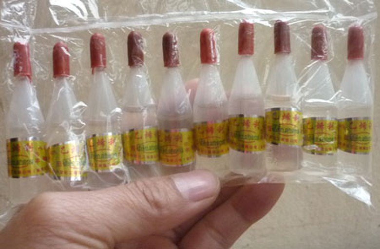 T&uacute;i thuốc giấm c&agrave; chua PV mua được tại khu chợ Giếng Đồng, phường Dương Nội, quận H&agrave; Đ&ocirc;ng, TP H&agrave; Nội