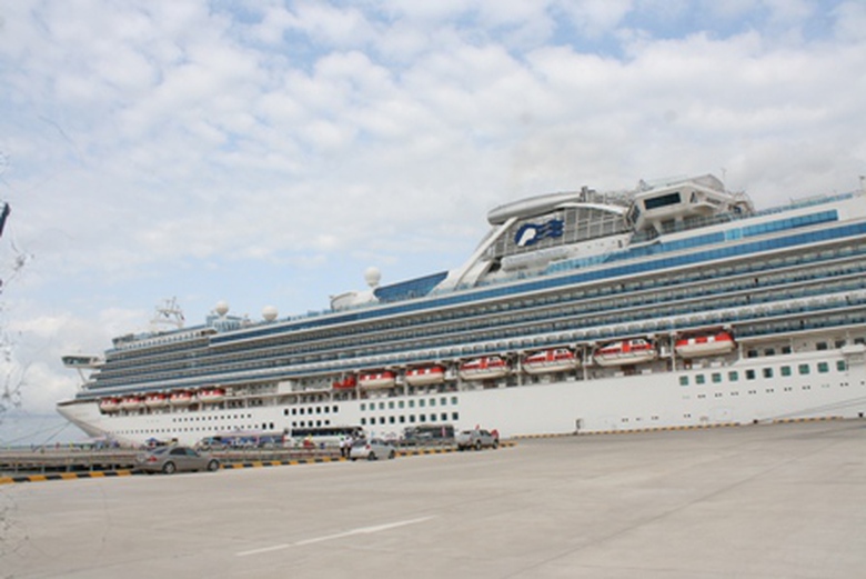 Chiếc du thuyền cao 14 tầng, với h&agrave;ng trăm ph&ograve;ng sang trọng