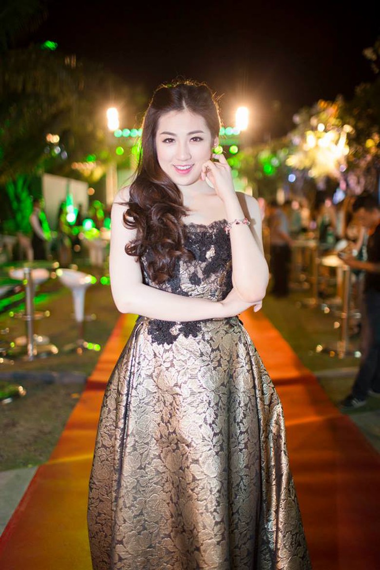 &Aacute; hậu lộng lẫy trong bộ đầm dạ hội hở vai trần