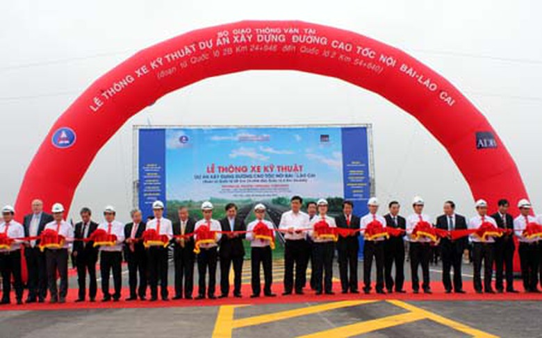 Cắt băng kh&aacute;nh th&agrave;nh, th&ocirc;ng xe kỹ thuật đoạn 30km cao tốc Nội B&agrave;i - L&agrave;o Cai, đoạn từ QL2B đến QL2.