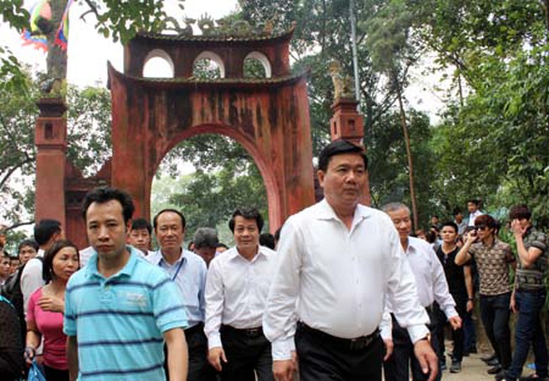 ... trong d&ograve;ng người tấp nập đổ về đất Tổ.