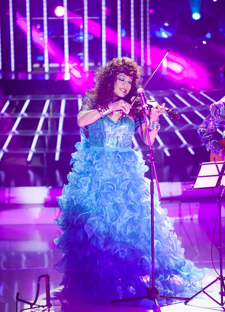 Nam MC đ&atilde; ho&aacute; th&acirc;n th&agrave;nh nữ ca sĩ Nh&atilde; Phương