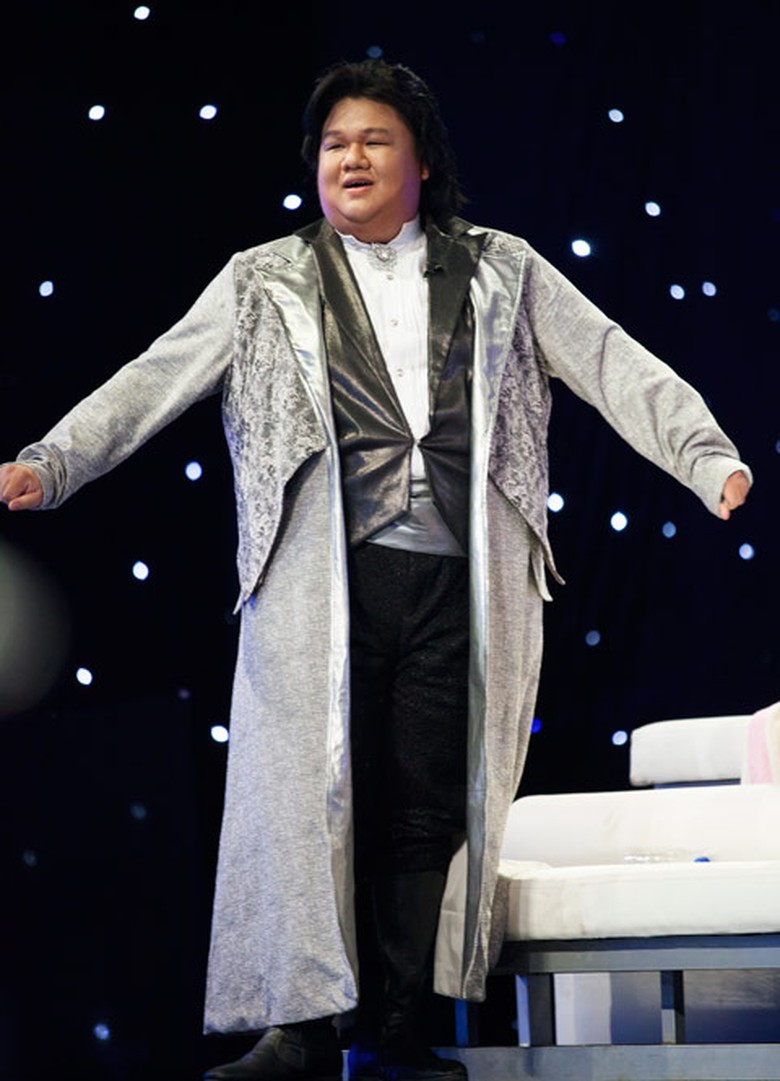 Vương Khang h&oacute;a th&acirc;n th&agrave;nh Trịnh Thiếu Thu với v&agrave;i b&aacute;i h&aacute;t V&igrave; một người đi m&atilde;i, lời việt Quang Huy.