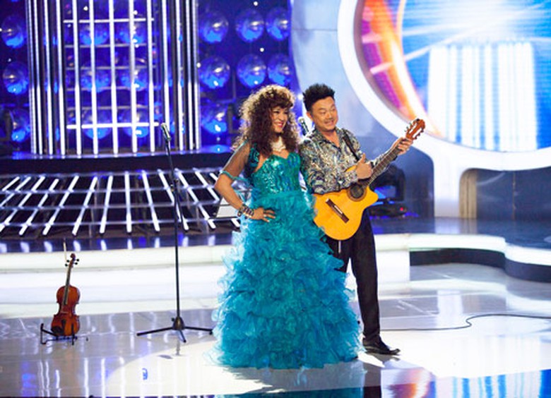 Diễn vi&ecirc;n Ch&iacute; T&agrave;i cũng h&agrave;o hứng chia sẻ: &ldquo;Đ&acirc;y lần đầu ti&ecirc;n đứng chung s&acirc;n khấu biểu diễn với Thanh Bạch v&agrave; tham dự chương tr&igrave;nh Gương mặt th&acirc;n quen. Cảm x&uacute;c rất vui, l&agrave; lạ khi phải diễn một tiết mục giả trang của người bạn c&ugrave;ng h&aacute;t. T&ocirc;i phải c&ocirc;ng nhận rằng rất nể phục Thanh Bạch v&igrave; m&agrave;n h&oacute;a th&acirc;n qu&aacute; l&agrave; nhập t&acirc;m của anh. Chắc chắn l&agrave; sự quyến rũ từ phong c&aacute;ch biểu diễn v&agrave; giọng h&aacute;t trong tiết mục n&agrave;y sẽ khiến kh&aacute;n giả cả nước h&agrave;i l&ograve;ng lắm đ&acirc;y&rdquo;.