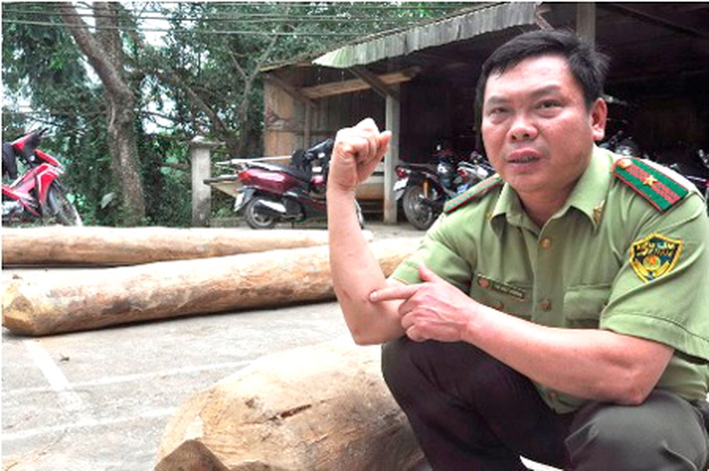 Một đồng ch&iacute; kiểm l&acirc;m bị thương nhẹ ở tay do bị bọn l&acirc;m tặc chống trả