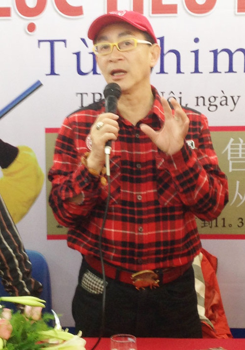 Lục Tiểu Linh Đồng chia sẻ với độc giả H&agrave; Nội trong buổi k&yacute; tặng s&aacute;ch.