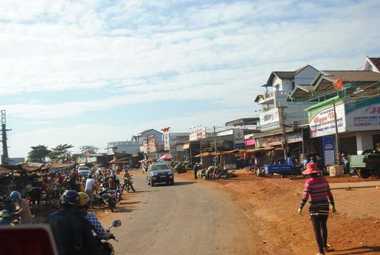 Chợ Quảng T&iacute;n lấn chiếm h&agrave;nh lang an to&agrave;n đường bộ