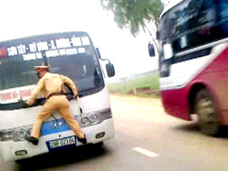 Đ&atilde; c&oacute; nhiều vụ l&aacute;i xe cố t&igrave;nh đ&acirc;m CSGT rồi bỏ chạy. Ảnh minh họa