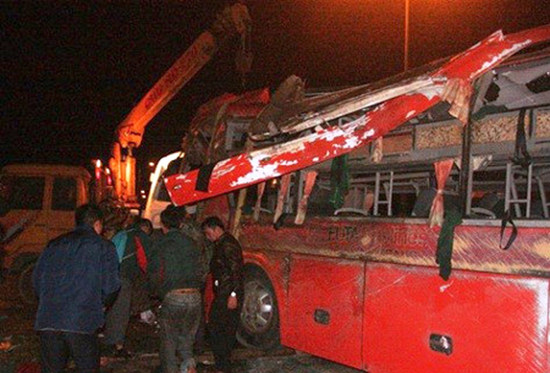 Xe kh&aacute;ch của C&ocirc;ng ty Phương Trang bị tai nạn 