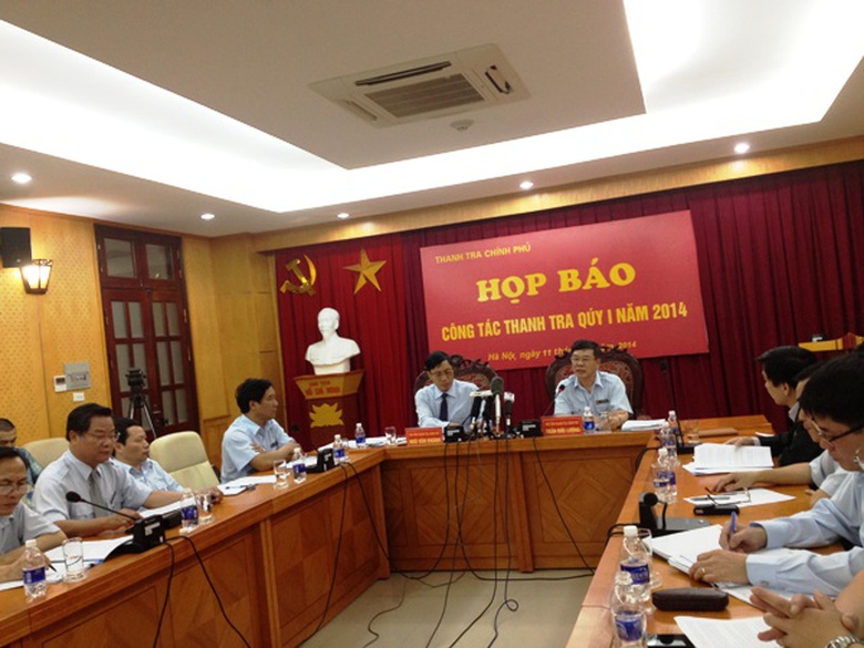 &Ocirc;ng Trần Đức Lượng (b&ecirc;n phải) trao đổi với b&aacute;o ch&iacute;