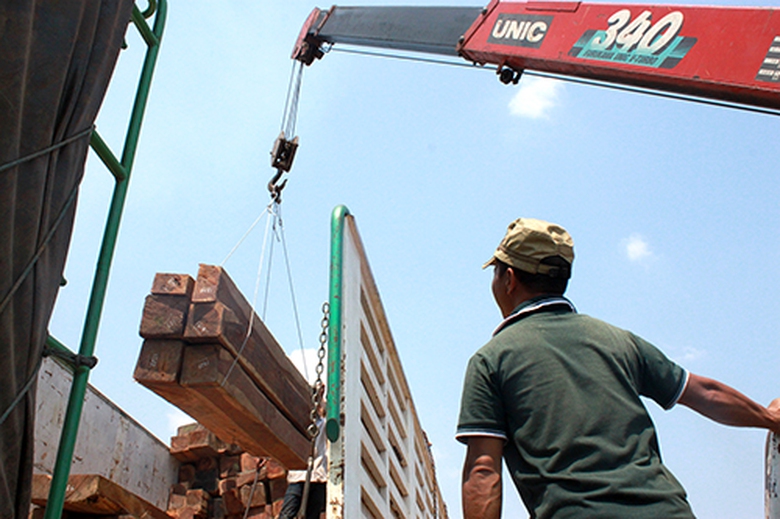 Xe chở quả tải phải hạ tải trọng ở Quảng B&igrave;nh