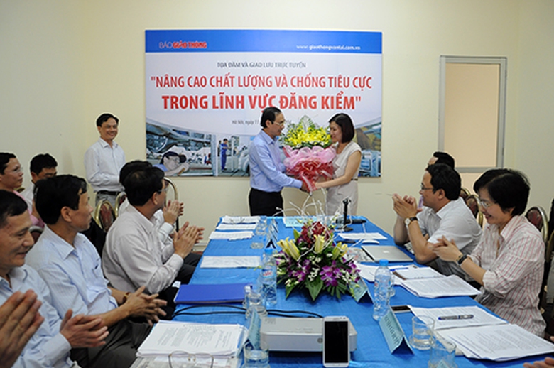 Ban Bi&ecirc;n tập B&aacute;o Giao th&ocirc;ng tặng hoa đại diện đại biểu tham dự buổi tọa đ&agrave;m