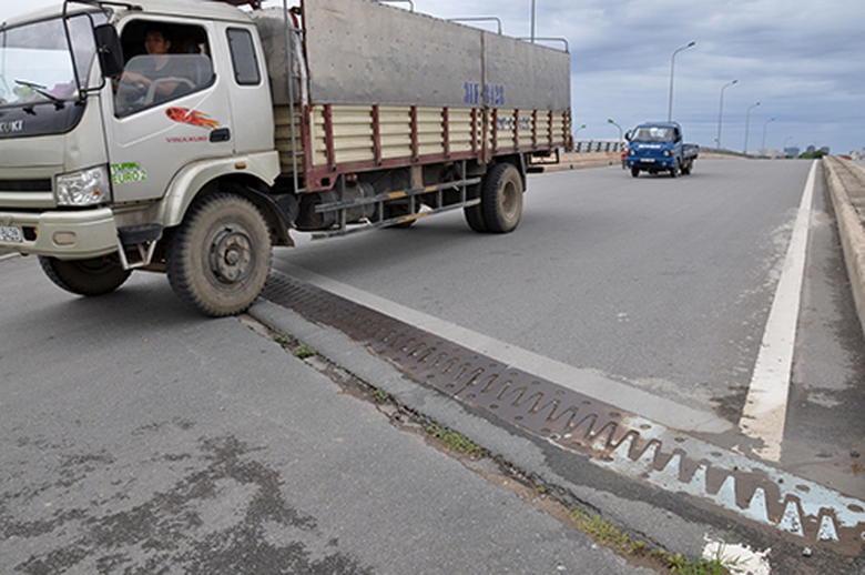 Xe chở qu&aacute; tải l&agrave; nguy&ecirc;n nh&acirc;n g&acirc;y hiện tượng l&uacute;n đầu cầu