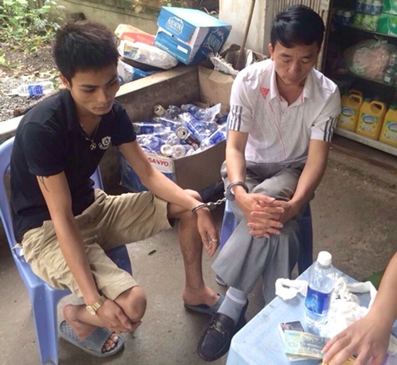 T&uacute; v&agrave; Ất bị đưa về cơ quan c&ocirc;ng an điều tra