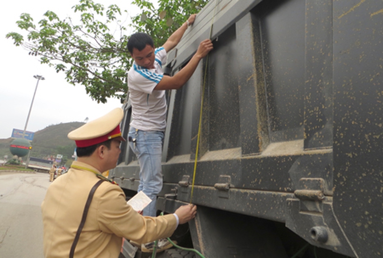  CSGT kiểm tra k&iacute;ch thước th&ugrave;ng xe so với giấy kiểm định