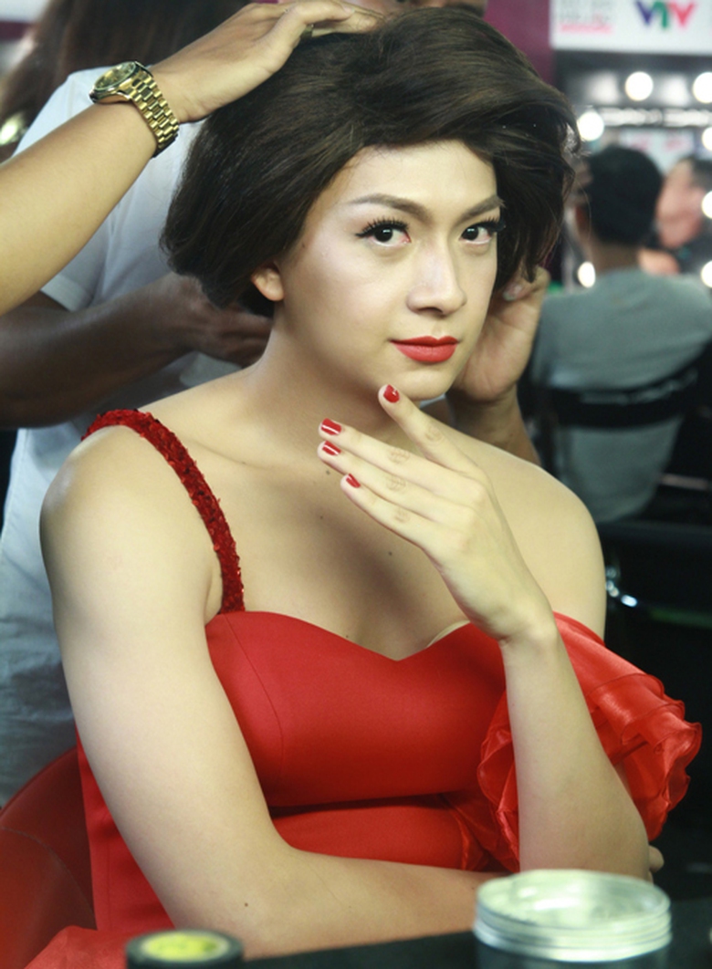 Ng&ocirc; Kiến Huy l&agrave; kh&aacute;ch mời đặc biệt trong show 3. Anh thử sức h&oacute;a th&acirc;n th&agrave;nh ca sĩ Hồ Ngọc H&agrave;.