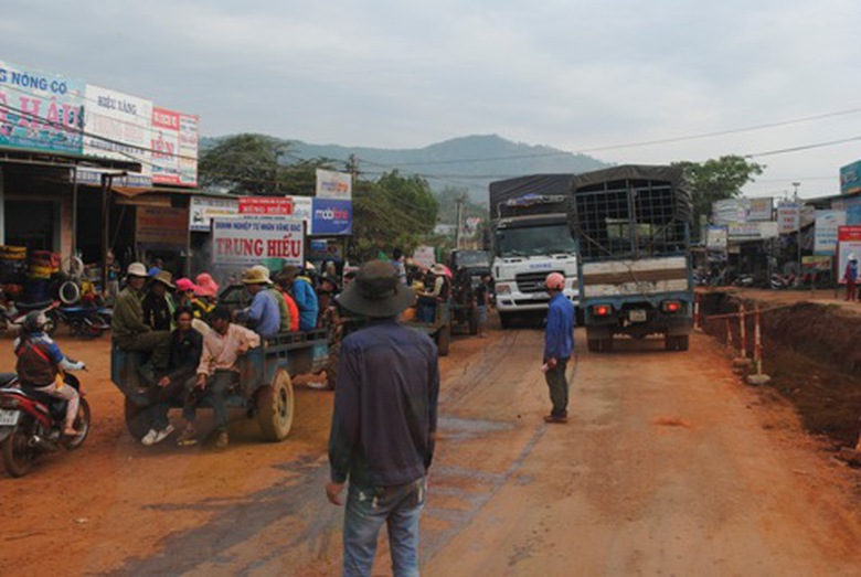 Một b&ecirc;n bị c&ocirc;ng n&ocirc;ng lấn chiếm, một b&ecirc;n r&atilde;nh s&acirc;u khiến c&aacute;c phương tiện &ocirc; t&ocirc; kh&ocirc;ng c&oacute; đường tr&aacute;nh