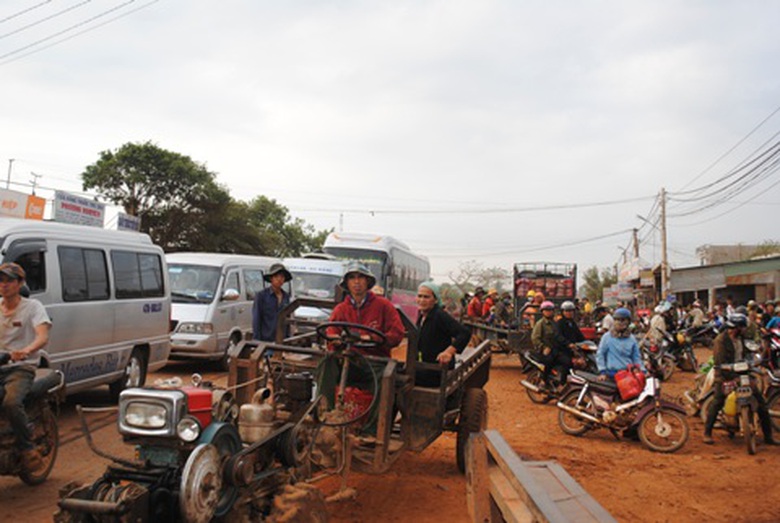 C&ocirc;ng n&ocirc;ng c&ograve;n hồn nhi&ecirc;n lấn đường, mặc cho nhiều chủ xe v&agrave; bảo vệ chợ la h&eacute;t