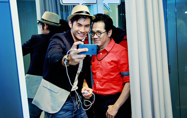 Th&agrave;nh Lộc chụp h&igrave;nh tự sướng c&ugrave;ng đ&agrave;n em Nhan Ph&uacute;c Vinh