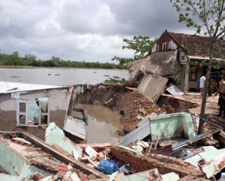 Một vụ sạt lở bờ s&ocirc;ng xảy ra tại Nh&agrave; B&egrave;,
