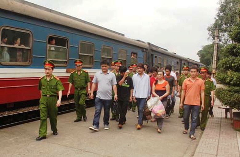 Lực lượng C&ocirc;ng an đang dẫn giải c&aacute;c đối tượng bị truy n&atilde; từ ph&iacute;a Nam về