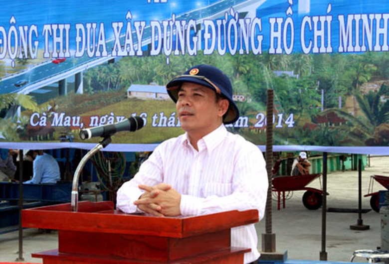Thứ trưởng Bộ GTVT Nguyễn Văn Thể ph&aacute;t lệnh hợp long cầu Năm Căn