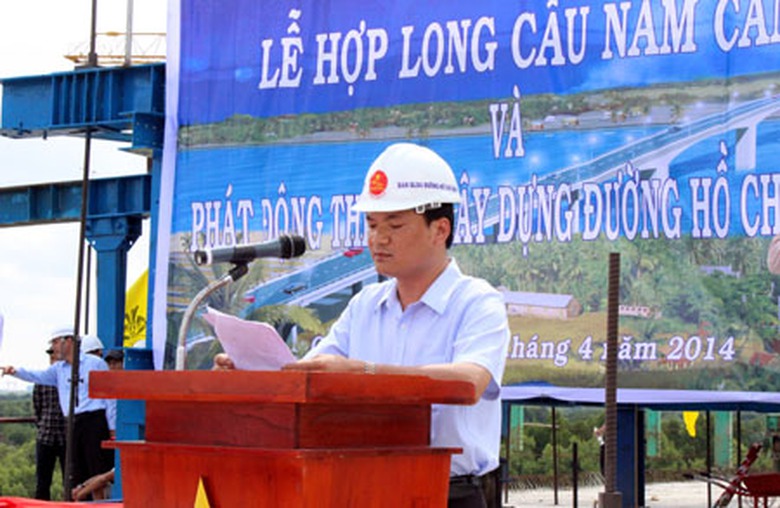 &Ocirc;ng L&acirc;m Văn Ho&agrave;ng - Tổng gi&aacute;m đốc Ban QLDA đường Hồ Ch&iacute; Minh cho biết, cầu Năm Căn sẽ được th&ocirc;ng xe trong th&aacute;ng 6/2014.