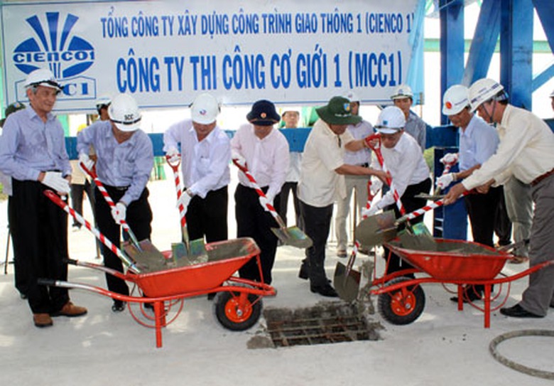 Đổ b&ecirc; t&ocirc;ng đốt dầm cuối c&ugrave;ng dự &aacute;n cầu Năm Căn.