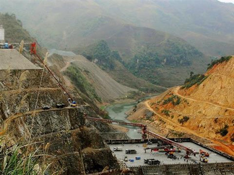 Khu vực x&acirc;y nh&agrave; m&aacute;y thủy điện Bản Ch&aacute;t. Ảnh: Hồng Kỳ - TTXVN