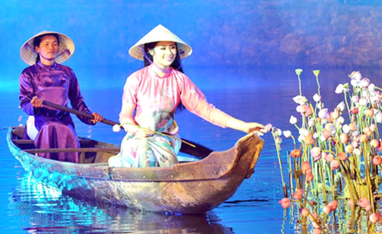 Với gi&aacute; v&eacute; cao ngất ngưởng, Đ&ecirc;m Ho&agrave;ng cung Huế được t&aacute;i hiện như thế n&agrave;y c&ugrave;ng với dạ tiệc