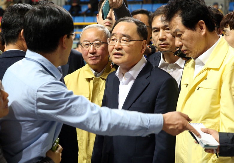 Thủ tướng H&agrave;n Quốc Chung Hon Won c&oacute; mặt tại ph&ograve;ng tập thể dục nơi th&acirc;n nh&acirc;n c&aacute;c nạn nh&acirc;n đang ng&oacute;ng đợi tin tức người sống s&oacute;t