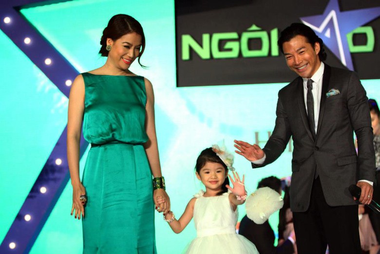 Trong những bức ảnh chụp c&ugrave;ng vợ v&agrave; con g&aacute;i, Trần Bảo Sơn kh&ocirc;ng giấu được n&eacute;t mặt rạng rỡ v&agrave; nụ cười tươi hạnh ph&uacute;c.