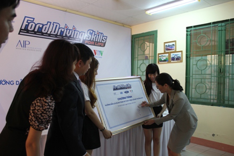 Đại diện c&aacute;c b&ecirc;n tham gia k&yacute; kết thực hiện chương tr&igrave;nh