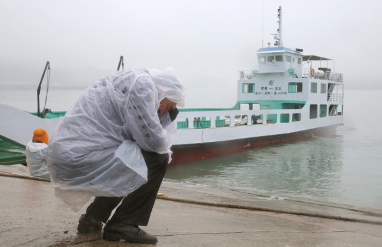 Người th&acirc;n c&aacute;c nạn nh&acirc;n c&ograve;n mất t&iacute;ch lo lắng đứng ngồi kh&ocirc;ng y&ecirc;n