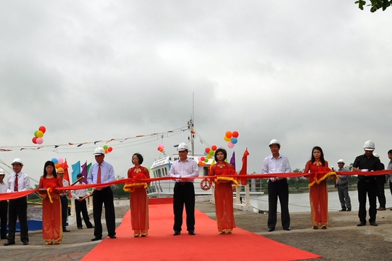 Cắt băng b&agrave;n giao t&agrave;u.