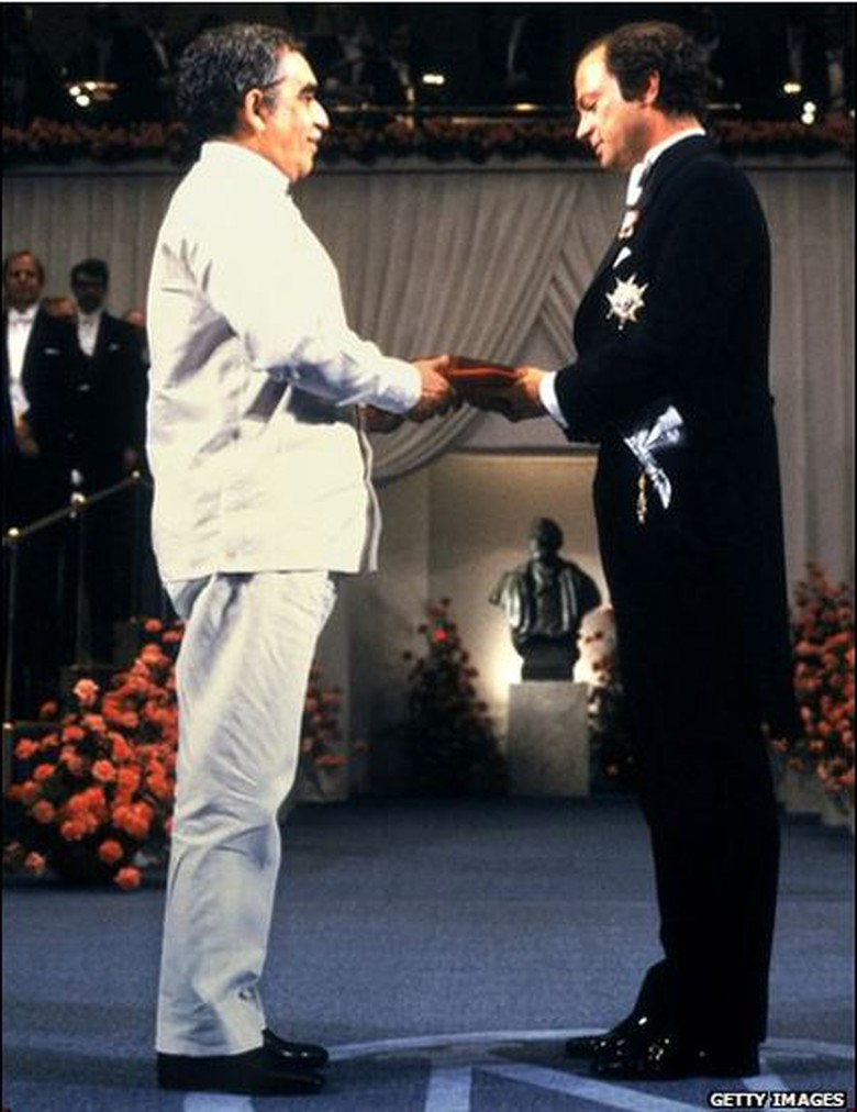 Năm 1982, Garcia Marquez được trao Giải thưởng Nobel Văn học. &Ocirc;ng được ca ngợi nhờ thủ bút hi&ecirc;̣n thực th&acirc;̀n bí, pha tr&ocirc;̣n m&ocirc;̣t cách đ&ocirc;̣c đáo cái th&acirc;̀n kỳ và cái t&acirc;̀m thường đ&ecirc;̉ r&ocirc;̀i những gì kỳ lạ trở n&ecirc;n bình dị.