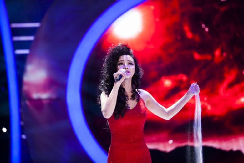 Trong show 4, Vy Oanh đ&atilde; h&oacute;a th&acirc;n th&agrave;nh ca sĩ Ngọc Lan với b&agrave;i h&aacute;t Mưa tr&ecirc;n biển vắng.