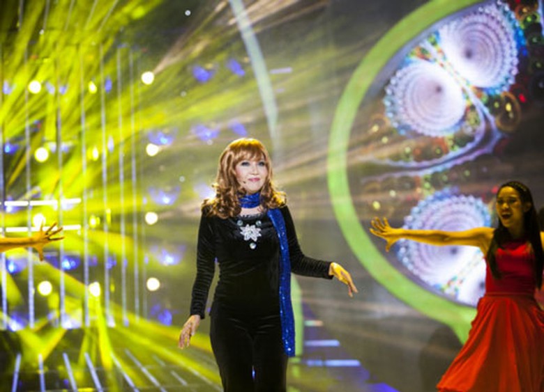 Tiết mục Samba Mambo với sự h&oacute;a th&acirc;n của Ng&acirc;n Quỳnh th&agrave;nh France Gall đ&atilde; đưa kh&aacute;n giả trở về với phong c&aacute;ch thời trang v&agrave; d&ograve;ng nhạc nổi tiếng những thập ni&ecirc;n 70.&nbsp;