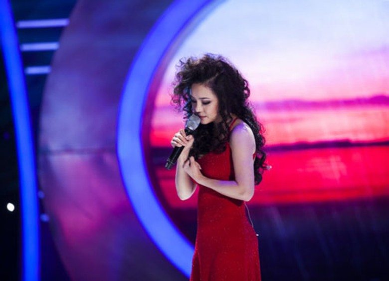 V&agrave; Vy Oanh đ&atilde; xuất hiện tr&ecirc;n s&acirc;n khấu với h&igrave;nh ảnh ca sĩ Ngọc Lan v&ocirc; c&ugrave;ng thuyết phục. Với chất giọng ngọt ng&agrave;o, trong trẻo v&agrave; khu&ocirc;n mặt biểu cảm, c&ocirc; tr&igrave;nh diễn kh&aacute; tốt, đặc biệt l&agrave; phần kết th&uacute;c đầy t&acirc;m trạng.