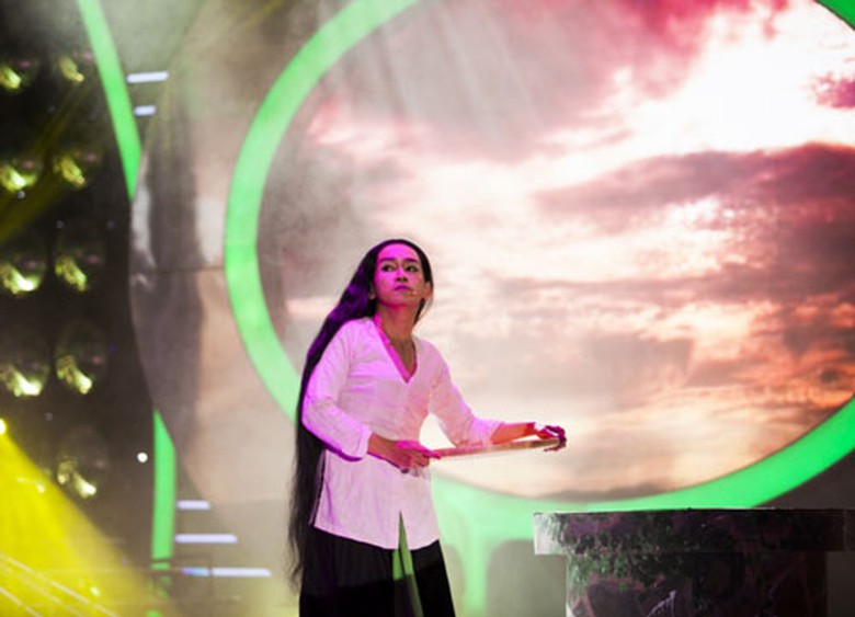 Chia tay với th&agrave;nh c&ocirc;ng với Taxi show 3, Minh Thuận lại tiếp tục chứng tỏ t&agrave;i năng của m&igrave;nh qua sự h&oacute;a th&acirc;n th&agrave;nh NSND Th&uacute;y Hường với b&agrave;i h&aacute;t Ngồi tựa song đ&agrave;o.