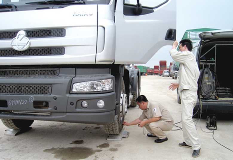 Kiểm tra trọng lượng trục xe đầu k&eacute;o nhập khẩu mới từ Trung Quốc