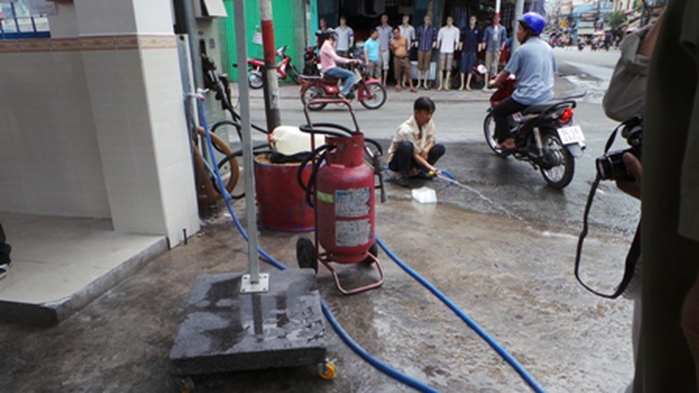 Nh&acirc;n vi&ecirc;n đ&atilde; d&ugrave;ng b&igrave;nh cứu hỏa để dập tắt đ&aacute;m ch&aacute;y