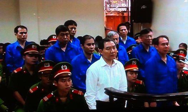 Bị c&aacute;o Dương Ch&iacute; Dũng v&agrave; Mai Văn Ph&uacute;c tại phi&ecirc;n x&eacute;t xử