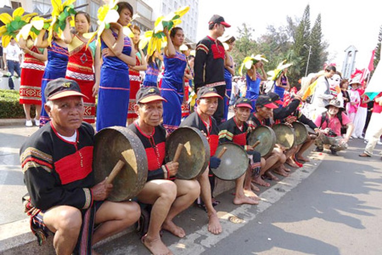 C&aacute;c nghệ nh&acirc;n ngồi vỉa h&egrave; đ&aacute;nh cồng chi&ecirc;ng trong một lễ hội