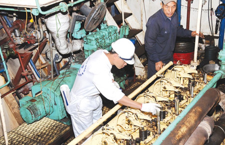 Đăng kiểm Việt Nam đ&atilde; ra đời v&agrave; c&oacute; qu&aacute; tr&igrave;nh 50 năm ph&aacute;t triển (Kiểm tra c&aacute;c hạng mục m&aacute;y t&agrave;u biển)Ảnh: Đăng Vi&ecirc;n
