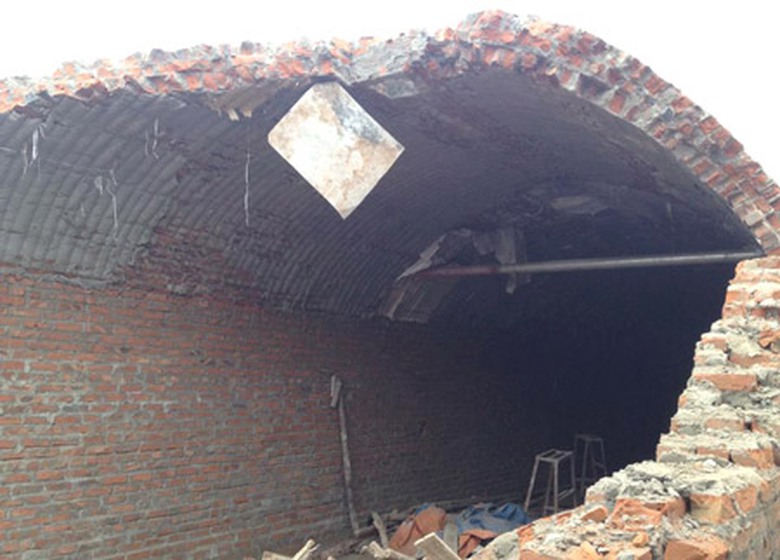 Phần m&aacute;i v&ograve;m của l&ograve; sấy bị đổ sập gần như to&agrave;n bộ